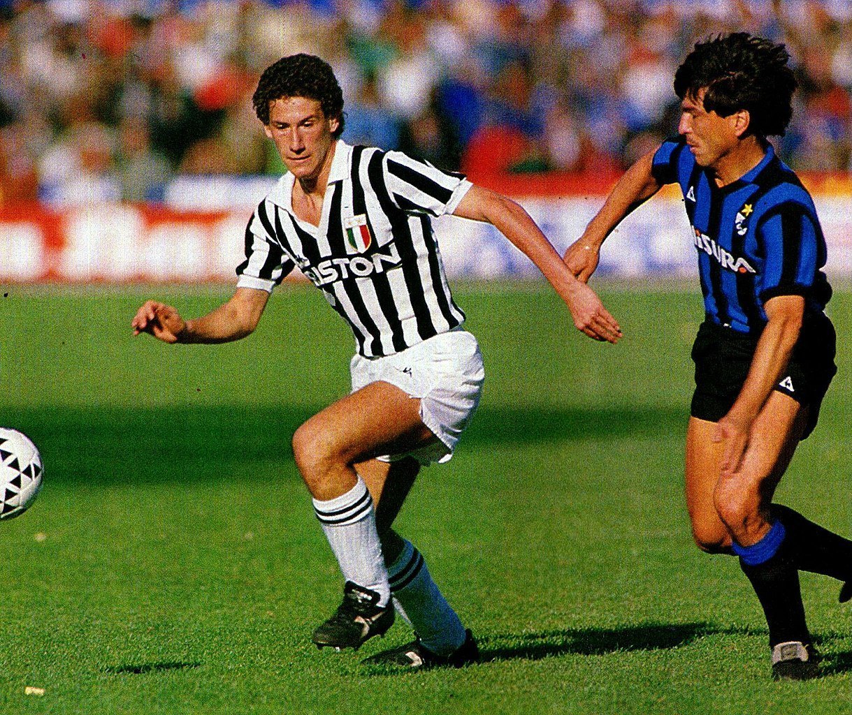 Player defending 1v1 in a football match